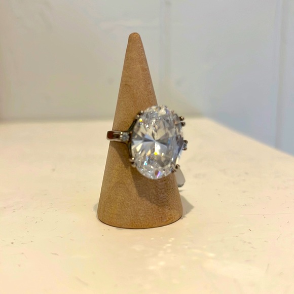 Oval CZ crystal in beautiful Sterling setting Ring - Picture 1 of 6